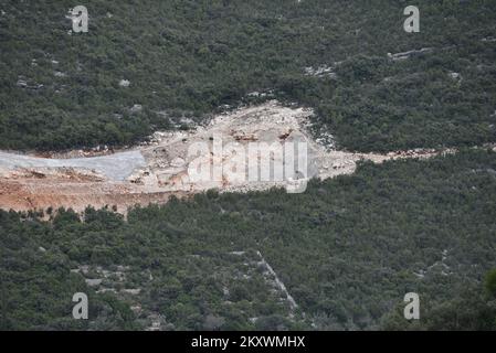 La photo montre une vue des routes d'accès au pont Peljesac. Travaux au-dessus de Brijeste, à Peljesac, Croatie, sur 16 décembre 2021. Photo: Matko Begovic/PIXSELL Banque D'Images