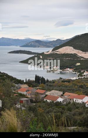La photo montre une vue des routes d'accès au pont Peljesac. Travaux au-dessus de Brijeste, à Peljesac, Croatie, sur 16 décembre 2021. Photo: Matko Begovic/PIXSELL Banque D'Images