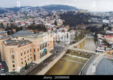 Une photo prise par un drone montre la maison INAT (maison malgré). Lorsque l'emplacement de la construction de l'hôtel de ville de Sarajevo a été déterminé, les autorités austro-hongroises ont décidé que la construction exigeait la démolition de deux restaurants et d'une maison. Le propriétaire de la maison ne lui a pas permis d'être démoli pour quelque raison que ce soit. Ainsi, après de longues négociations, il a demandé à être payé en ducats et de déplacer sa maison de l'autre côté de la côte, brique par brique. Ils l'ont fait et il a été appelé INAT House (la Maison de la malgré) depuis. Aujourd'hui, il abrite un restaurant célèbre, à Sarajevo, en Bosnie et en H Banque D'Images