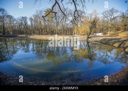 Les lacs du parc Maksimir se remplissent après rénovation à Zagreb, en Croatie, sur 18 décembre 2021. Ces derniers mois, des travaux de construction ont eu lieu dans le parc Maksimir dans le cadre du projet européen City Windows in nature - améliorer la biodiversité urbaine et développer des infrastructures vertes. Les travaux sur le premier et le deuxième lacs comprenaient le nettoyage du limon à partir du fond, la reconstruction du pont, l'organisation de la flore et de la faune, l'élargissement et l'ajout de nouveaux sentiers, ainsi que l'organisation des quais pour bateaux sur le site où il a été initialement mis en service. Photo: Slavo Midzor/PIXSELL Banque D'Images