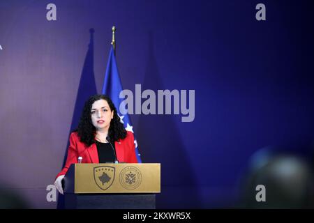 Le président du Kosovo, Vjosa Osmani-Sadriu, lors de la conférence de presse à Pristina, au Kosovo, le 23. Décembre 2021. Photo: Emica Elvedji/PIXSELL Banque D'Images