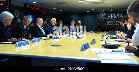 Washington, D.C., le 31 octobre 2012 l'administrateur de la FEMA Craig Fugate, chemise bleue, prend la parole lors d'une réunion du cabinet tenue par le président Barack Obama au siège de la FEMA pour discuter des opérations en cours en réponse à l'ouragan Sandy. Washington, DC, Etats-Unis--Craig Fugate, administrateur de la FEMA-31 octobre 2012, s'exprime lors d'une réunion du cabinet tenue par le président Barack Obama au siège de la FEMA pour discuter des opérations en cours en réponse à l'ouragan Sandy. Photographies relatives aux programmes, aux activités et aux fonctionnaires de gestion des catastrophes et des situations d'urgence Banque D'Images