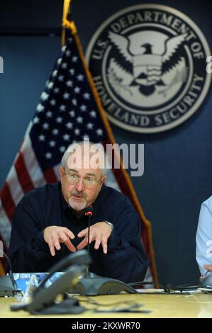 Washington, D.C., le 30 octobre 2012 Craig Fugate, administrateur de la FEMA, participe à une réunion d'information avec le Centre national de coordination de l'intervention au siège de la FEMA sur 30 octobre 2012. Washington, DC, Etats-Unis- Craig Fugate, Administrateur de la FEMA, a participé à une réunion d'information avec le Centre national de coordination de la réponse au siège de la FEMA sur 30 octobre 2012. Photographies relatives aux programmes, aux activités et aux fonctionnaires de gestion des catastrophes et des situations d'urgence Banque D'Images