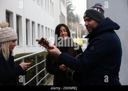 La chanteuse croate Maja Bajamic a dirigé le chant des chants de Noël et des chansons pour enfants devant les fenêtres du Département d'hématologie pédiatrique, d'oncologie et de transplantation de cellules souches hématopoïétiques du Centre hospitalier universitaire de Zagreb, à Zagreb, en Croatie, sur 23 décembre 2021. Photo: Zeljko Hladika/PIXSELL Banque D'Images