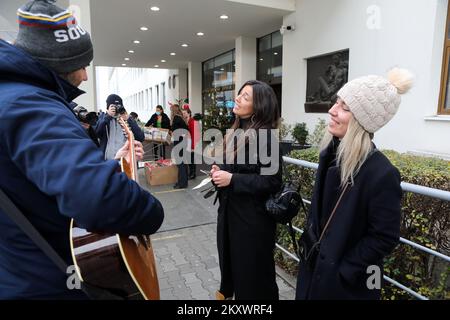 La chanteuse croate Maja Bajamic a dirigé le chant des chants de Noël et des chansons pour enfants devant les fenêtres du Département d'hématologie pédiatrique, d'oncologie et de transplantation de cellules souches hématopoïétiques du Centre hospitalier universitaire de Zagreb, à Zagreb, en Croatie, sur 23 décembre 2021. Photo: Zeljko Hladika/PIXSELL Banque D'Images