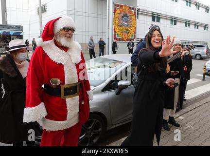 La chanteuse croate Maja Bajamic a dirigé le chant des chants de Noël et des chansons pour enfants devant les fenêtres du Département d'hématologie pédiatrique, d'oncologie et de transplantation de cellules souches hématopoïétiques du Centre hospitalier universitaire de Zagreb, à Zagreb, en Croatie, sur 23 décembre 2021. Photo: Zeljko Hladika/PIXSELL Banque D'Images