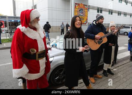 La chanteuse croate Maja Bajamic a dirigé le chant des chants de Noël et des chansons pour enfants devant les fenêtres du Département d'hématologie pédiatrique, d'oncologie et de transplantation de cellules souches hématopoïétiques du Centre hospitalier universitaire de Zagreb, à Zagreb, en Croatie, sur 23 décembre 2021. Photo: Zeljko Hladika/PIXSELL Banque D'Images