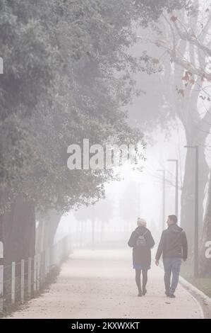 Un couple marche pendant le brouillard épais à Zadar, Croatie le 02 janvier 2022. Phoot: Dino Stanin/PIXSELL Banque D'Images