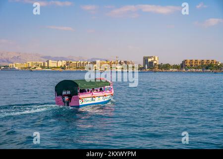 Bateau touristique à sur la mer Rouge à Aqaba Jordanie Banque D'Images
