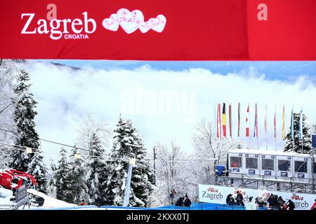 ZAGREB, CROATIE - 06 JANVIER : la deuxième journée de course consécutive a été annulée après seulement 19 coureurs en raison des mauvaises conditions météorologiques lors de la première course du Trophée mondial de neige Audi FIS pour hommes Salom sur 6 janvier 2022 à Zagreb, Croatie. Photo: Matija Habljak/Pixsell Banque D'Images