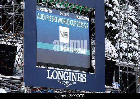 ZAGREB, CROATIE - 06 JANVIER : la deuxième journée de course consécutive a été annulée après seulement 19 coureurs en raison des mauvaises conditions météorologiques lors de la première course du Trophée mondial de neige Audi FIS pour hommes Salom sur 6 janvier 2022 à Zagreb, Croatie. Photo: Matija Habljak/Pixsell Banque D'Images