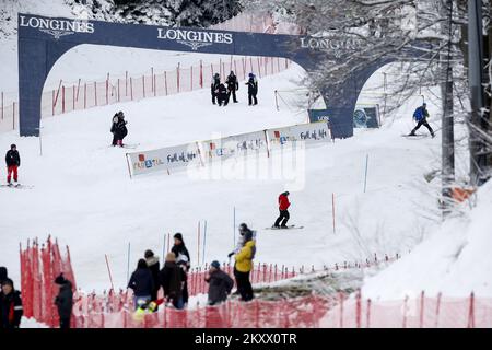 ZAGREB, CROATIE - 06 JANVIER : la deuxième journée de course consécutive a été annulée après seulement 19 coureurs en raison des mauvaises conditions météorologiques lors de la première course du Trophée mondial de neige Audi FIS pour hommes Salom sur 6 janvier 2022 à Zagreb, Croatie. Photo: Slavko Midzor/PIXSELL Banque D'Images