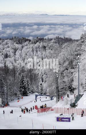 ZAGREB, CROATIE - 06 JANVIER : la deuxième journée de course consécutive a été annulée après seulement 19 coureurs en raison des mauvaises conditions météorologiques lors de la première course du Trophée mondial de neige Audi FIS pour hommes Salom sur 6 janvier 2022 à Zagreb, Croatie. Photo: Slavko Midzor/PIXSELL Banque D'Images