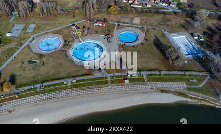 Une vue sur l'aréale montre les piscines abandonnées au centre sportif et de loisirs Copacabana à Osijek, Croatie sur 30 novembre 2021. Photo: Davor Javorovic/PIXSELL Banque D'Images