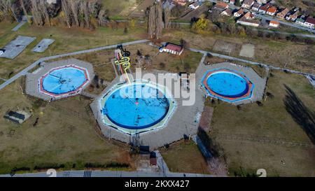 Une vue sur l'aréale montre les piscines abandonnées au centre sportif et de loisirs Copacabana à Osijek, Croatie sur 30 novembre 2021. Photo: Davor Javorovic/PIXSELL Banque D'Images