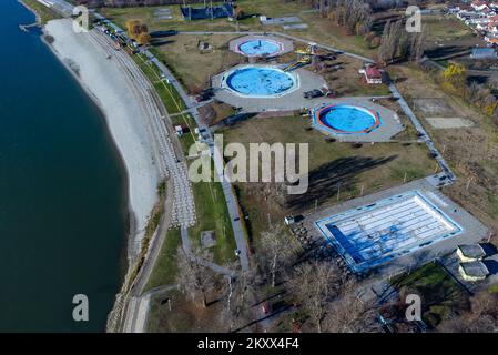 Une vue sur l'aréale montre les piscines abandonnées au centre sportif et de loisirs Copacabana à Osijek, Croatie sur 30 novembre 2021. Photo: Davor Javorovic/PIXSELL Banque D'Images