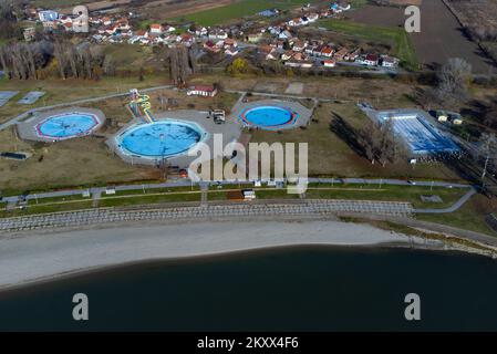 Une vue sur l'aréale montre les piscines abandonnées au centre sportif et de loisirs Copacabana à Osijek, Croatie sur 30 novembre 2021. Photo: Davor Javorovic/PIXSELL Banque D'Images