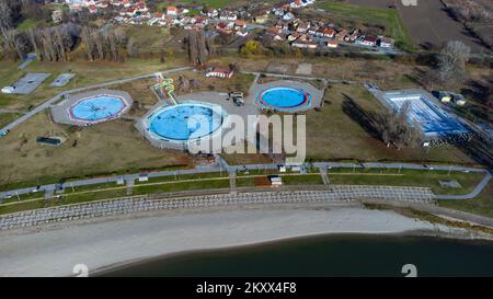 Une vue sur l'aréale montre les piscines abandonnées au centre sportif et de loisirs Copacabana à Osijek, Croatie sur 30 novembre 2021. Photo: Davor Javorovic/PIXSELL Banque D'Images