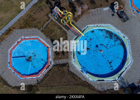 Une vue sur l'aréale montre les piscines abandonnées au centre sportif et de loisirs Copacabana à Osijek, Croatie sur 30 novembre 2021. Photo: Davor Javorovic/PIXSELL Banque D'Images