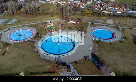 Une vue sur l'aréale montre les piscines abandonnées au centre sportif et de loisirs Copacabana à Osijek, Croatie sur 30 novembre 2021. Photo: Davor Javorovic/PIXSELL Banque D'Images