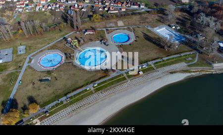 Une vue sur l'aréale montre les piscines abandonnées au centre sportif et de loisirs Copacabana à Osijek, Croatie sur 30 novembre 2021. Photo: Davor Javorovic/PIXSELL Banque D'Images
