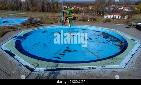 Une vue sur l'aréale montre les piscines abandonnées au centre sportif et de loisirs Copacabana à Osijek, Croatie sur 30 novembre 2021. Photo: Davor Javorovic/PIXSELL Banque D'Images