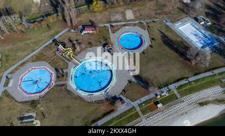 Une vue sur l'aréale montre les piscines abandonnées au centre sportif et de loisirs Copacabana à Osijek, Croatie sur 30 novembre 2021. Photo: Davor Javorovic/PIXSELL Banque D'Images