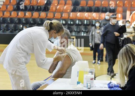 La vaccination contre le coronavirus s'est poursuivie dans la salle de sport Baldekin à Sibenik, en Croatie, sur 15 janvier 2022. La Croatie a enregistré hier 9 157 nouveaux cas de néfection Covid 19. Photo: Hrvoje Jelavic/PIXSELL Banque D'Images