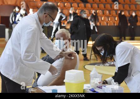 La vaccination contre le coronavirus s'est poursuivie dans la salle de sport Baldekin à Sibenik, en Croatie, sur 15 janvier 2022. La Croatie a enregistré hier 9 157 nouveaux cas de néfection Covid 19. Photo: Hrvoje Jelavic/PIXSELL Banque D'Images