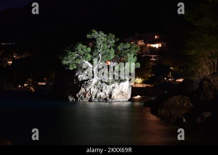 Coucher de soleil sur la pierre de Brela à Brela, Croatie sur 15 janvier 2022. Le symbole de Brela est 'Kamen Brela' (Pierre de Brela), une petite île de roche juste à côté de la plage principale de Brela, la plage de Punta Rata. En 2004, le magazine américain Forbes place la plage de Punta Rata sur la liste des 10 plus belles plages du monde, où elle est classée 6th dans le monde et 1st en Europe. Photo: Matko Begovic/HaloPix/PIXSELL Banque D'Images