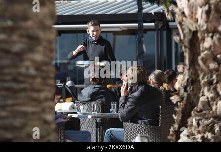 Les citoyens ont profité d'un dimanche ensoleillé pour rester à l'extérieur à Vodice, en Croatie, sur 16 janvier 2022. Photo: Dusko Jaramaz/PIXSELL Banque D'Images