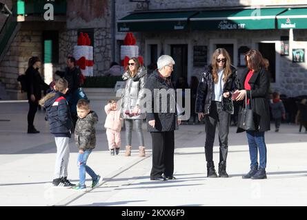 Les citoyens ont profité d'un dimanche ensoleillé pour rester à l'extérieur à Vodice, en Croatie, sur 16 janvier 2022. Photo: Dusko Jaramaz/PIXSELL Banque D'Images