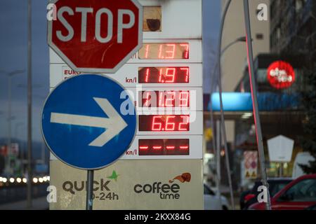 Illustration d'une station-service avec de nouveaux prix de carburant. Les records sont en train de battre en Croatie, le prix du carburant est en train de s'ensuivre. Depuis minuit, le prix du carburant en Croatie a augmenté, atteignant à nouveau un prix record, après que le gouvernement croate ait levé la limite du prix le plus élevé du carburant. À minuit, le prix de l'essence en République de Croatie a augmenté en moyenne de 24 lipa, et le diesel de 21 lipa, qui est d'environ 0,03 euros, et l'autogas est quatre lipa plus cher. Le prix moyen d'eurosuper est d'environ 11,37 kuna (1,51 euros), d'Eurodiesel 11,33 kuna (1,51 euros), et d'autogas environ 6,02 kuna (0,8 euros) Banque D'Images