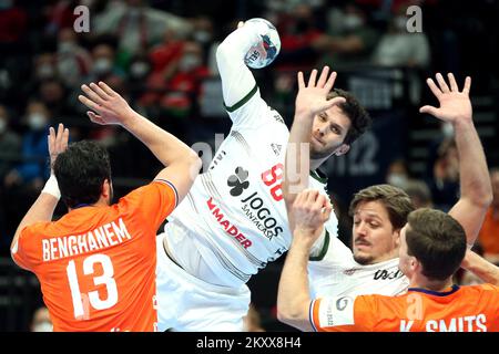 BUDAPEST, HONGRIE - JANVIER 18: Fabio Ramos Magalhaes du Portugal et Samir Benghanem, Kay Smits des pays-Bas en action pendant le match des hommes EHF EURO 2022 entre les pays-Bas et le Portugal au MVM Dome Multifunctional Arena sur 18 janvier 2022 à Budapest, Hongrie. Photo: Sanjin Strukic/PIXSELL Banque D'Images