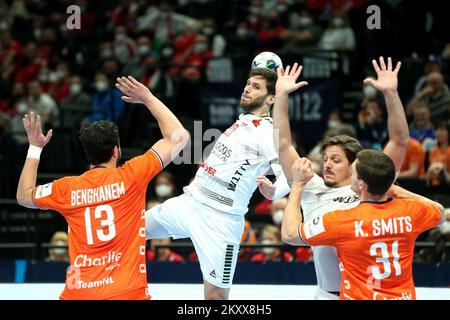 BUDAPEST, HONGRIE - JANVIER 18: Fabio Ramos Magalhaes du Portugal et Samir Benghanem, Kay Smits des pays-Bas en action pendant le match des hommes EHF EURO 2022 entre les pays-Bas et le Portugal au MVM Dome Multifunctional Arena sur 18 janvier 2022 à Budapest, Hongrie. Photo: Sanjin Strukic/PIXSELL Banque D'Images