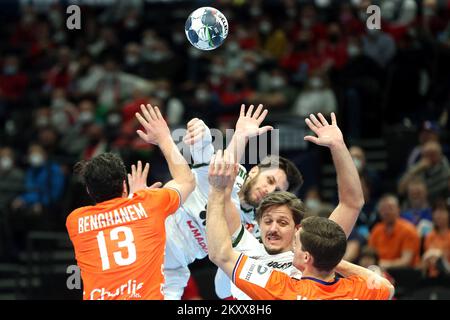 BUDAPEST, HONGRIE - JANVIER 18: Fabio Ramos Magalhaes du Portugal et Samir Benghanem, Kay Smits des pays-Bas en action pendant le match des hommes EHF EURO 2022 entre les pays-Bas et le Portugal au MVM Dome Multifunctional Arena sur 18 janvier 2022 à Budapest, Hongrie. Photo: Sanjin Strukic/PIXSELL Banque D'Images