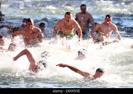 Les croyants orthodoxes sont vus pendant la nage traditionnelle pour la croix. Les chrétiens orthodoxes marquent Epiphany avec la plongée pour la croix. La natation traditionnelle pour la croix honoraire est organisée sur la rivière Zeljeznica à Vojkovici, à l'occasion de la fête de l'Epiphanie. Certaines villes ont annulé cet événement en raison de la mauvaise situation épidémiologique., à Vojkovici, en Bosnie-Herzégovine, sur 19 janvier 2022. Photo: Armin Durgut/PIXSELL Banque D'Images