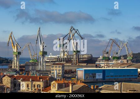 Une photo prise lors d'une journée d'hiver ensoleillée montre le chantier naval d'Uljanik à Pula, en Croatie, sur 19 janvier 2022. Photo: Srecko Niketic/PIXSELL Banque D'Images