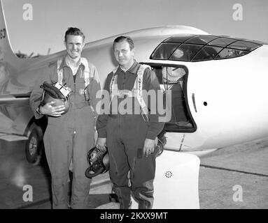 La Bell Aircraft Corporation X-1-2 et deux des pilotes de la NACA qui ont volé l'avion. L'un sur la gauche est Robert Champine avec l'autre Herbert Hoover. Le X-1-2 était également équipé d'une aile de 10 pour cent et d'une queue de 8 pour cent, propulsé avec un moteur de fusée XLR-11 et l'avion a fait son premier vol motorisé le 9 décembre 1946 avec Chalmers 'Slick' Goodlin aux commandes. Comme pour le X-1-1, le X-1-2 a continué d'enquêter sur le régime de vol transonique/supersonique. Le pilote du NACA Herbert Hoover est devenu le premier civil à voler Mach 1, le 10 mars 1948. X-1-2 a pris l'avion jusqu'au 23 octobre 1951, en terminant Banque D'Images