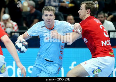 Ivar StavAST, des pays-Bas, contrôle le ballon lors du 2022 match du groupe principal 1 de l'EHF pour hommes entre le Danemark et les pays-Bas au DÔME MVM sur 24 janvier 2022 à Budapest, en Hongrie. Photo: Sanjin Strukic/PIXSELL Banque D'Images