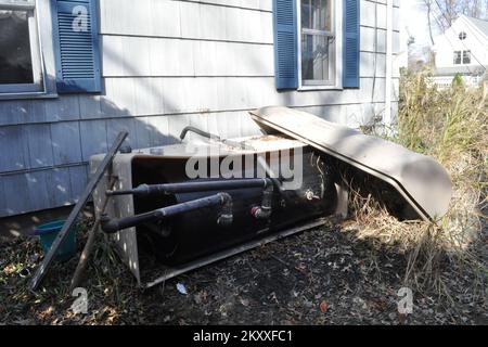 Les réservoirs de carburant sont déchirés des maisons. Ouragan Sandy dans le Connecticut. Photographies relatives aux programmes, aux activités et aux fonctionnaires de gestion des catastrophes et des situations d'urgence Banque D'Images