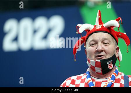 Les partisans de la Croatie se réjouissent dans les tribunes précédant le match 2022 du groupe principal 1 de l'EHF entre les pays-Bas et la Croatie au MVM Dome sur 26 janvier 2022 à Budapest, en Hongrie. Phoot: Sanjin Strukic/PIXSELL Banque D'Images