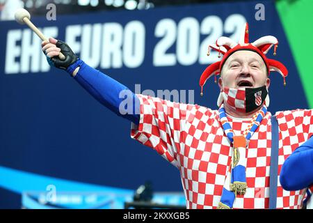 Les partisans de la Croatie se réjouissent dans les tribunes précédant le match 2022 du groupe principal 1 de l'EHF entre les pays-Bas et la Croatie au MVM Dome sur 26 janvier 2022 à Budapest, en Hongrie. Phoot: Sanjin Strukic/PIXSELL Banque D'Images