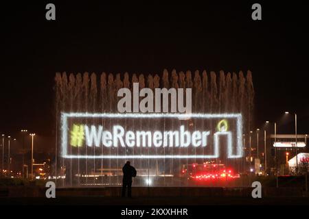 Une installation de lumière dans les fontaines commémorant la Journée de commémoration de l'Holocauste à Zagreb, en Croatie, le 27. Janvier 2022. Photo: Zeljko Hladika/PIXSELL Banque D'Images