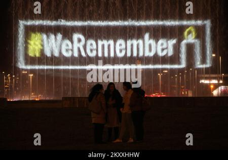 Une installation de lumière dans les fontaines commémorant la Journée de commémoration de l'Holocauste à Zagreb, en Croatie, le 27. Janvier 2022. Photo: Zeljko Hladika/PIXSELL Banque D'Images