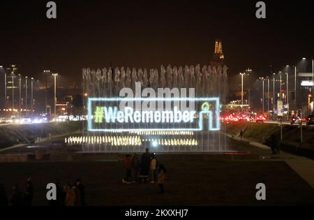 Une installation de lumière dans les fontaines commémorant la Journée de commémoration de l'Holocauste à Zagreb, en Croatie, le 27. Janvier 2022. Photo: Zeljko Hladika/PIXSELL Banque D'Images