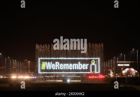 Une installation de lumière dans les fontaines commémorant la Journée de commémoration de l'Holocauste à Zagreb, en Croatie, le 27. Janvier 2022. Photo: Zeljko Hladika/PIXSELL Banque D'Images