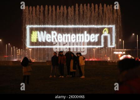 Une installation de lumière dans les fontaines commémorant la Journée de commémoration de l'Holocauste à Zagreb, en Croatie, le 27. Janvier 2022. Photo: Zeljko Hladika/PIXSELL Banque D'Images