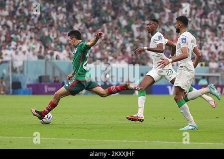 Lusail, Qatar. 30th novembre 2022. Hirving Lozano (L) du Mexique tire lors du match du Groupe C entre l'Arabie saoudite et le Mexique lors de la coupe du monde de la FIFA 2022 au stade Lusail à Lusail, Qatar, le 30 novembre 2022. Crédit: Wang Dongzhen/Xinhua/Alay Live News Banque D'Images