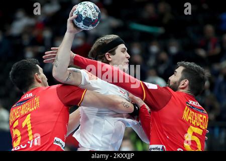 Jacob Tandrup Holm, du Danemark, en action contre Jorge Maqueda Peno, de l'Espagne, lors du match semi-final de l'EHF 2022 entre l'Espagne et le Danemark au dôme MVM sur 28 janvier 2022 à Budapest, en Hongrie. Photo: Sanjin Strukic/PIXSELL Banque D'Images